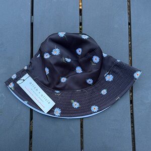 Alice + Olivia Black Daisy Woman’s Reversible Bucket Hat